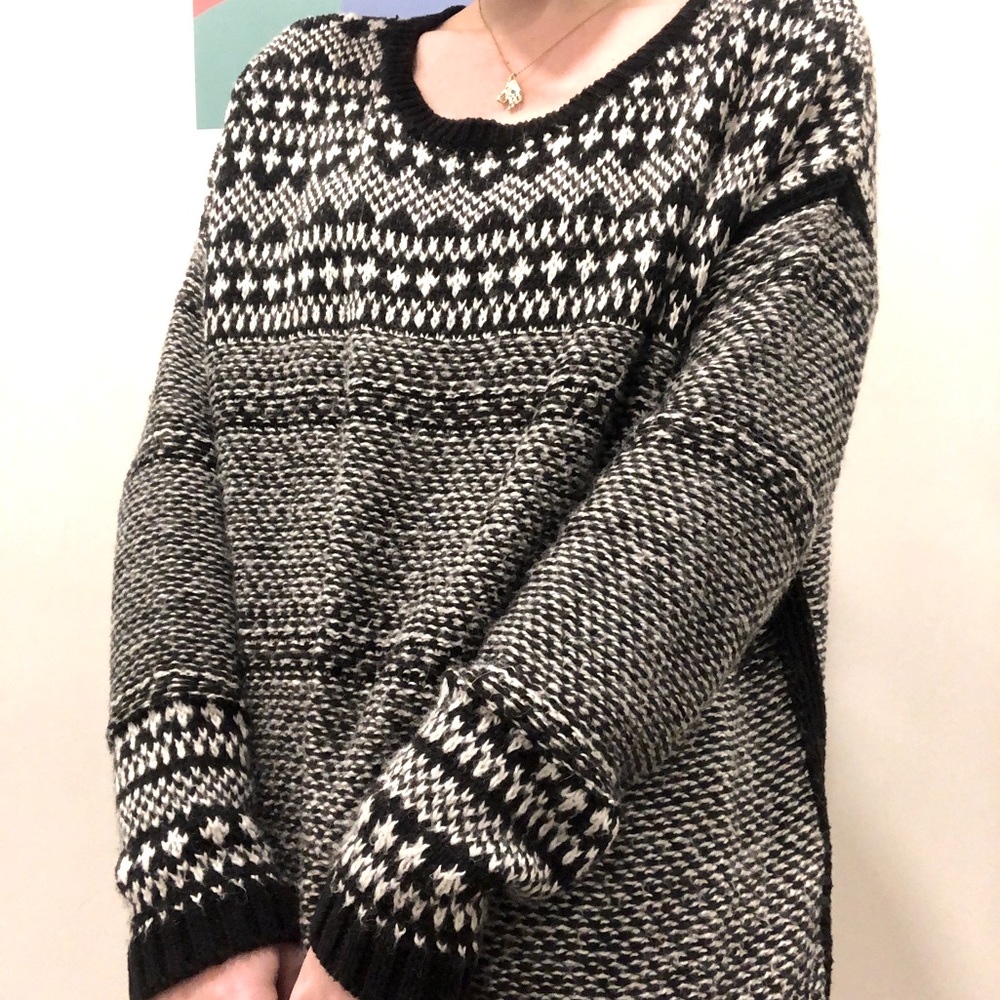 Large Old Navy patterned sweater in black and white